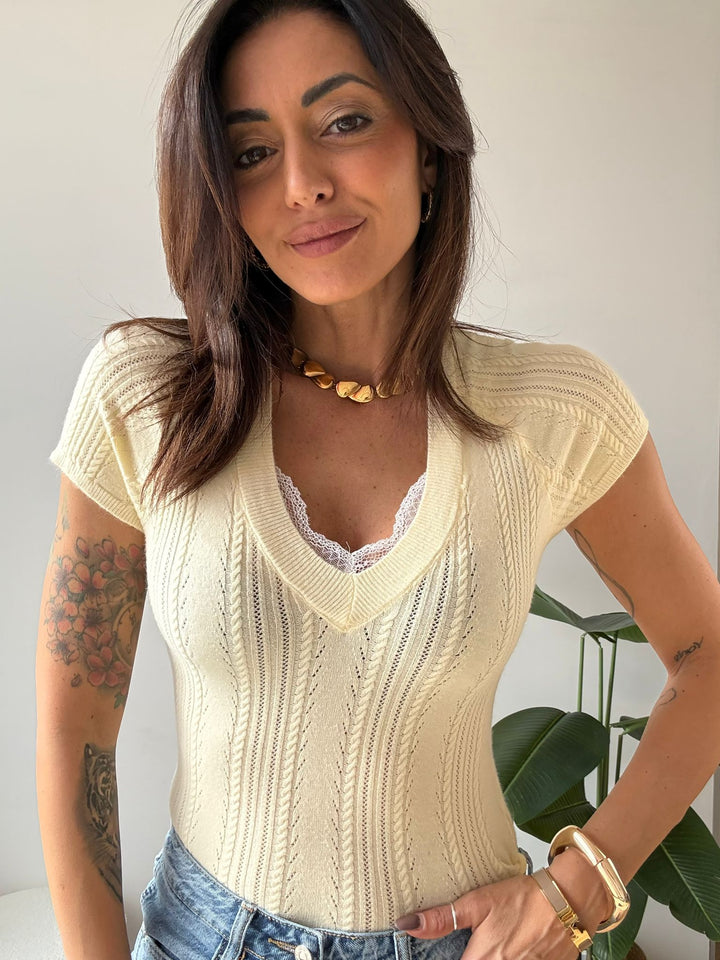 587 Maglia in filo scollo pizzo